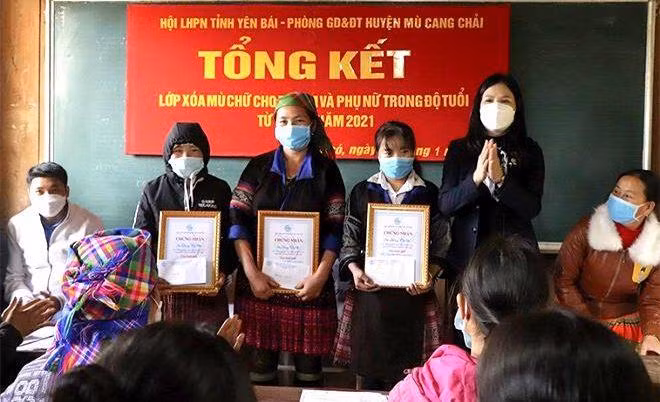 Trao chứng nhận cho học viên hoàn thành khóa học.