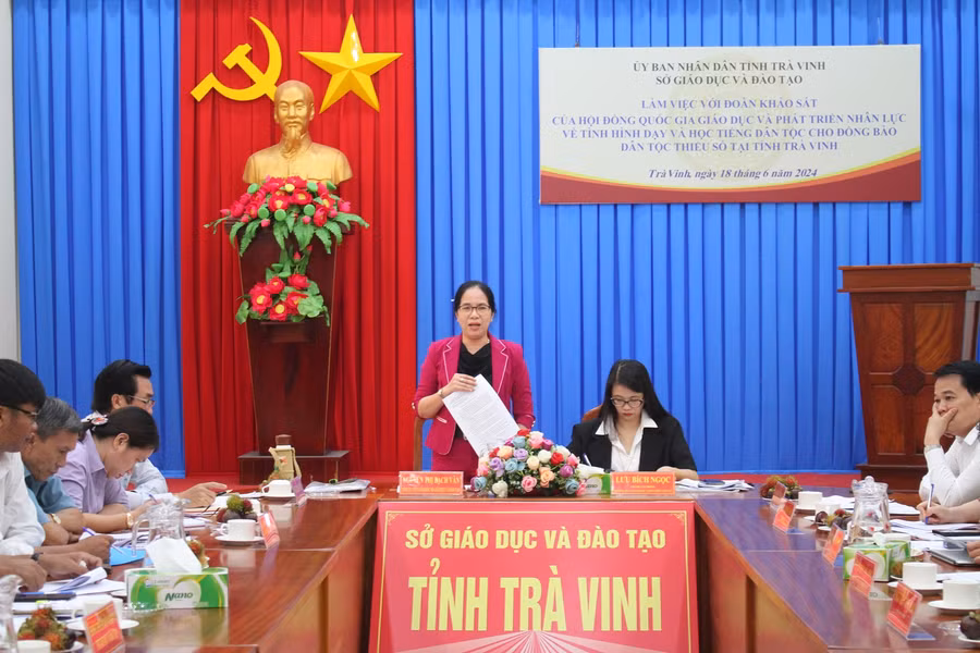 Bà Nguyễn Thị Bạch Vân, Giám đốc Sở GD&amp;ĐT phát biểu tại buổi làm việc.