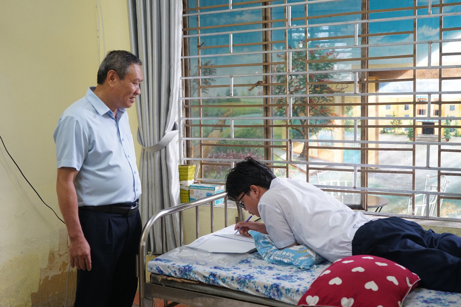 Ông Mai Tấn Linh, Phó Giám đốc Sở GD&ĐT Đà Nẵng động viên tâm lý đối với trường hợp thí sinh phải phẫu thuật trước ngày thi. Ông Mai Tấn Linh, Phó Giám đốc Sở GD&ĐT Đà Nẵng động viên tâm lý đối với trường hợp thí sinh phải phẫu thuật trước ngày thi.