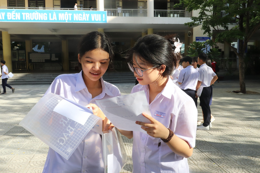 Hai thí sinh thảo luận bài thi sau buổi thi môn Anh văn. Hai thí sinh thảo luận bài thi sau buổi thi môn Anh văn.