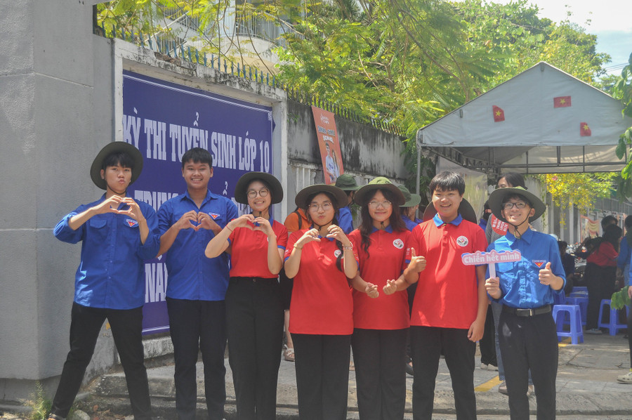 Lực lượng tình nguyện viên tại các điểm thi sẽ góp phần hỗ trợ thí sinh về phương án di chuyển, nước uống, một số dụng cụ được mang vào phòng thi như bút, bút chì... trong những ngày diễn ra kỳ thi tốt nghiệp.