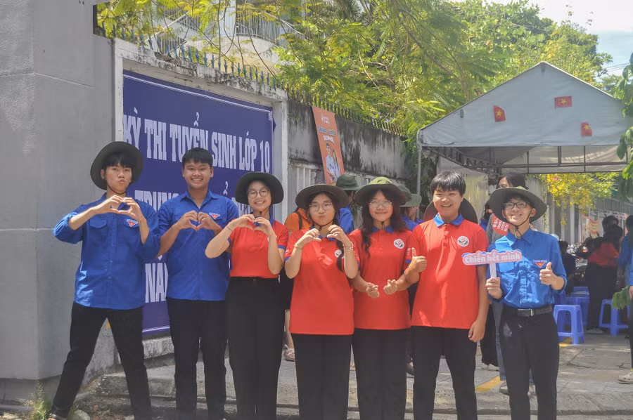 Lực lượng tình nguyện viên tại các điểm thi sẽ góp phần hỗ trợ thí sinh về phương án di chuyển, nước uống, một số dụng cụ được mang vào phòng thi như bút, bút chì... trong những ngày diễn ra kỳ thi tốt nghiệp. Lực lượng tình nguyện viên tại các điểm thi sẽ góp phần hỗ trợ thí sinh về phương án di chuyển, nước uống, một số dụng cụ được mang vào phòng thi như bút, bút chì... trong những ngày diễn ra kỳ thi tốt nghiệp.