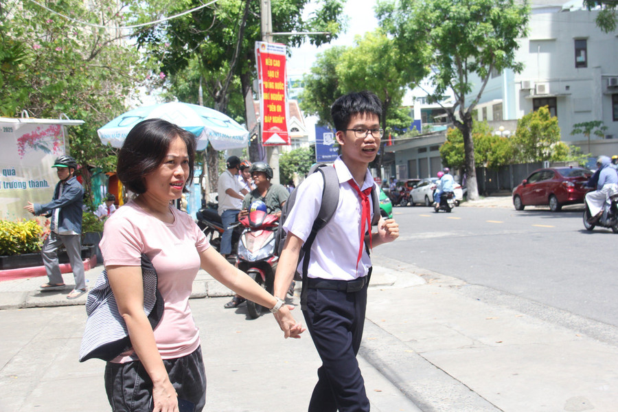 Phụ huynh đón thí sinh sau buổi thi môn Ngữ văn, kỳ thi tuyển sinh vào lớp 10 THPT công lập năm 2024. Phụ huynh đón thí sinh sau buổi thi môn Ngữ văn, kỳ thi tuyển sinh vào lớp 10 THPT công lập năm 2024.