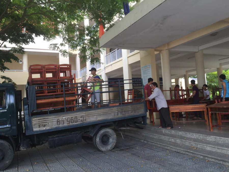 Bàn ghế được trang bị đủ cho học sinh trước ngày tựu trường. Bàn ghế được trang bị đủ cho học sinh trước ngày tựu trường.