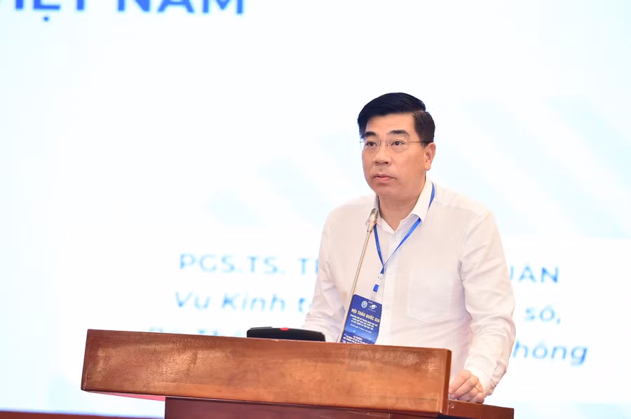 Ông Trần Minh Tuấn, Vụ Kinh tế số và Xã hội số, Bộ Thông tin và Truyền thông phát biểu tại Hội thảo quốc gia Chuyển đổi số trong giáo dục mở thúc đẩy học tập suốt đời và xây dựng xã hội học tập. Ảnh Trần Hiệp.