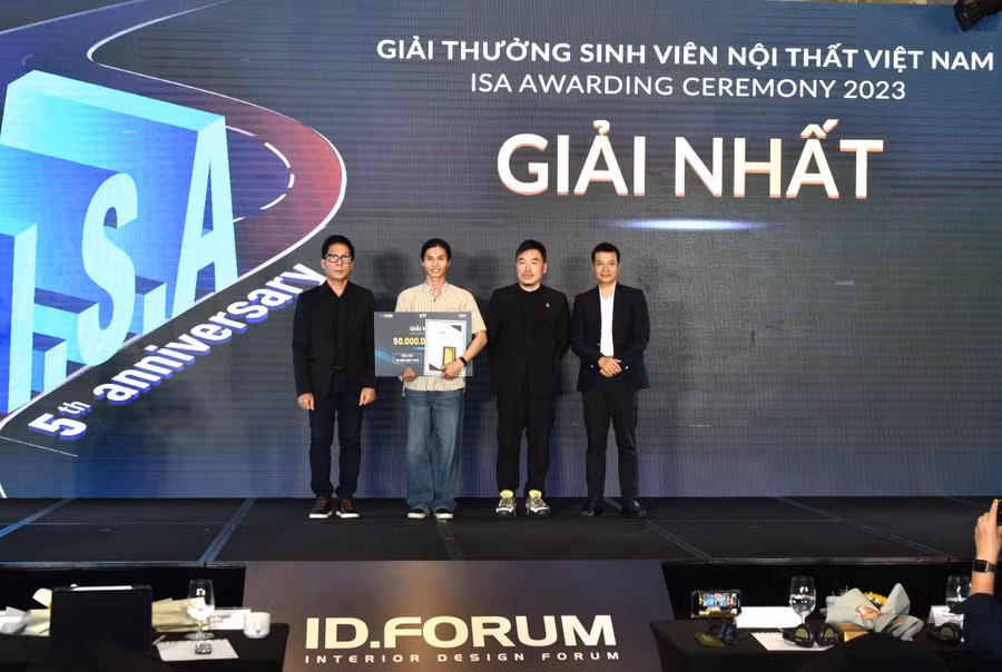 Ban tổ chức trao cho thí sinh đạt giải Nhất. 