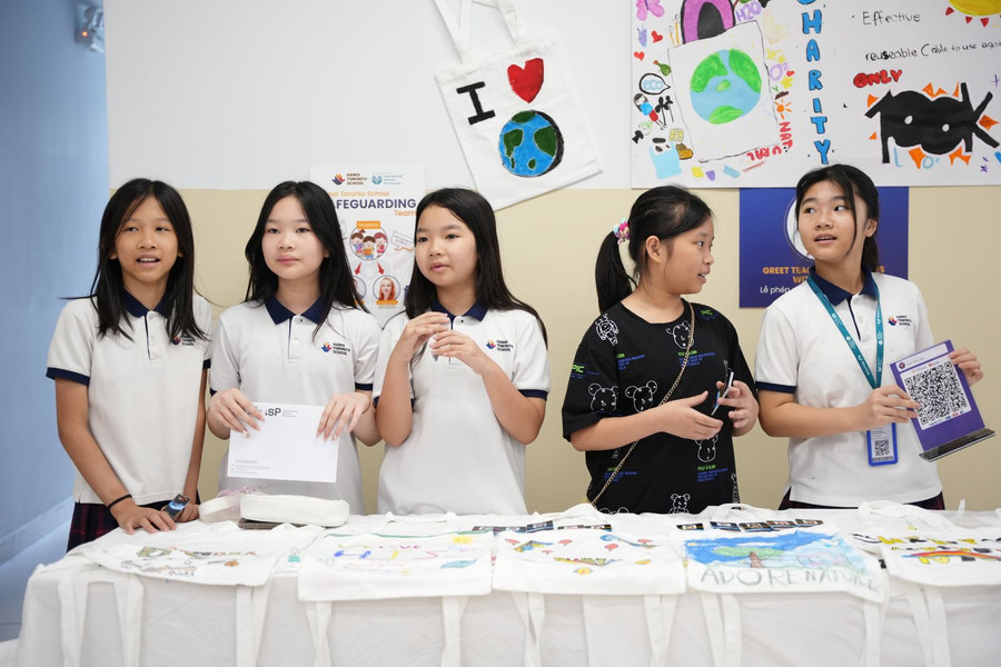 Học sinh cùng kêu gọi, tham gia làm túi tote thân thiện với môi trường và bày bán trong sự kiện nhằm gây quỹ từ thiện.