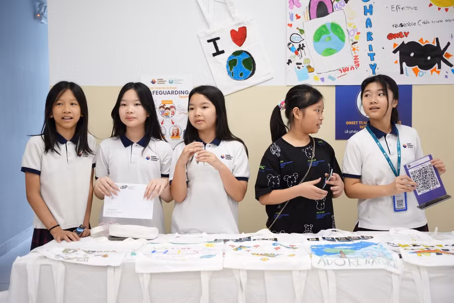 Học sinh cùng kêu gọi, tham gia làm túi tote thân thiện với môi trường và bày bán trong sự kiện nhằm gây quỹ từ thiện.