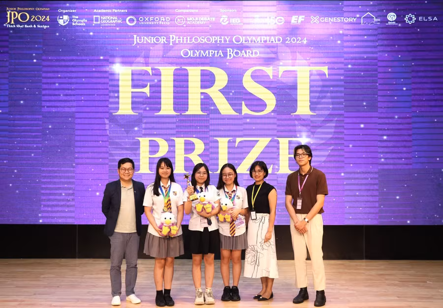 Trao giải Nhất cho đội đội Alpatea, bảng Olympia.