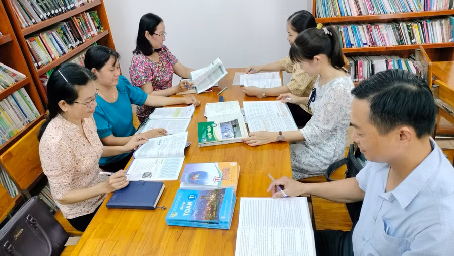 Giáo viên Trường THPT Võ Văn Kiệt (Vĩnh Long) nghiên cứu sách giáo khoa mới.