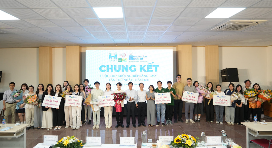 Trao giải cho các dự án đoạt giải tại chung kết Cuộc thi “Khởi nghiệp sáng tạo HSB - Innovation Ignition 2024”. Trao giải cho các dự án đoạt giải tại chung kết Cuộc thi “Khởi nghiệp sáng tạo HSB - Innovation Ignition 2024”.
