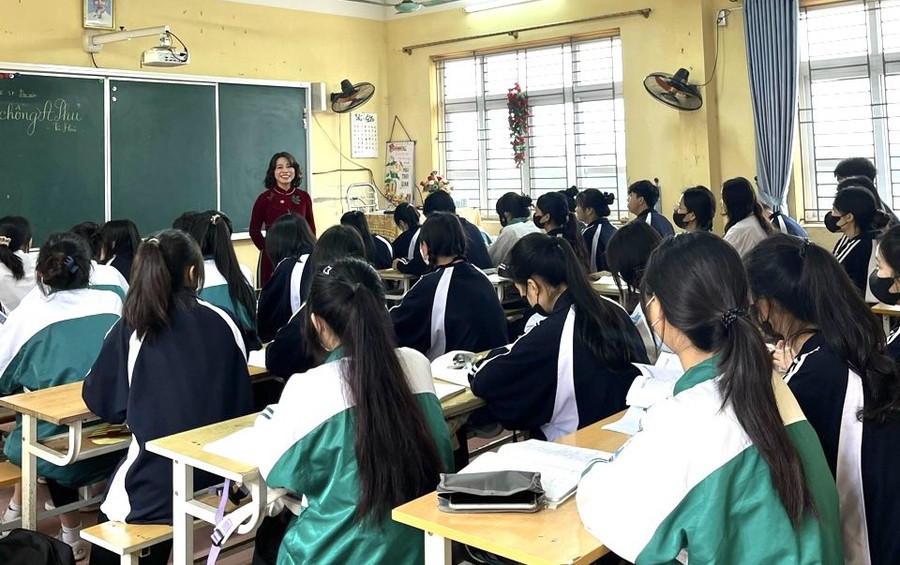 Cô Nguyễn Thị Giang Hương, giáo viên Trường THPT Trần Quang Khải và học trò trong giờ Ngữ văn.