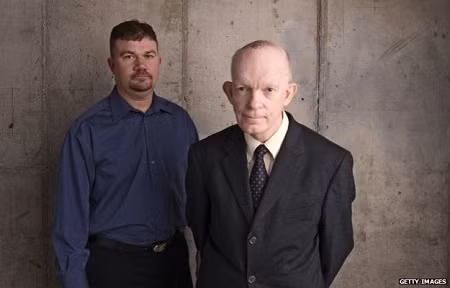 Matt Leininger (trái) và Mark Landis (phải)