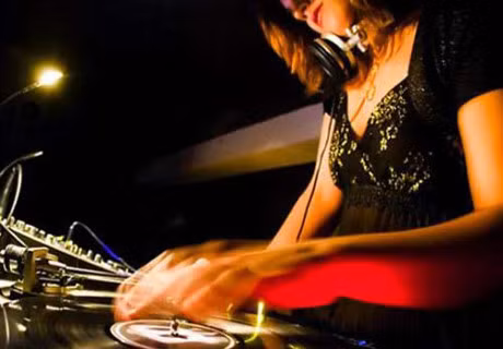 Giay phut nu DJ bi dai gia bo thuoc me vao ly ruou - Anh 1