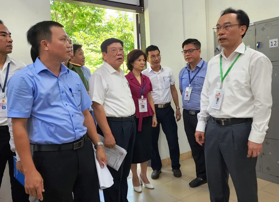 Thứ trưởng Bộ GD&ĐT Hoàng Minh Sơn (ngoài cùng bên phải) kiểm tra công tác chuẩn bị tổ chức Kỳ thi tốt nghiệp THPT năm 2024 tại Quảng Nam.