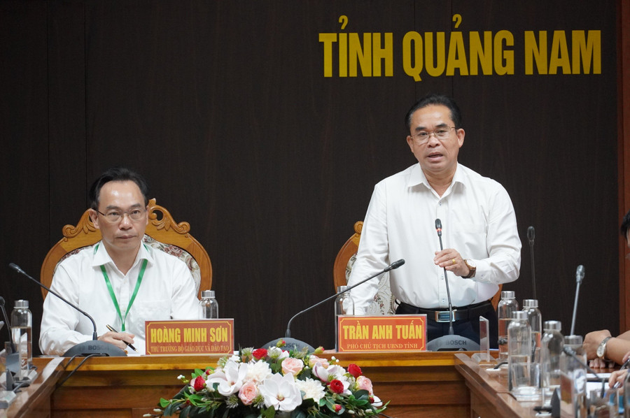 Ông Trần Anh Tuấn (bên phải), Phó Chủ tịch UBND tỉnh Quảng Nam, Trưởng ban chỉ đạo Kỳ thi tốt nghiệp THPT 2024 tại Quảng Nam phát biểu tại buổi làm việc. Ông Trần Anh Tuấn (bên phải), Phó Chủ tịch UBND tỉnh Quảng Nam, Trưởng ban chỉ đạo Kỳ thi tốt nghiệp THPT 2024 tại Quảng Nam phát biểu tại buổi làm việc.