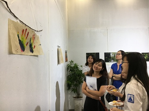 Các vị khách tham quan triển lãm Các vị khách tham quan triển lãm