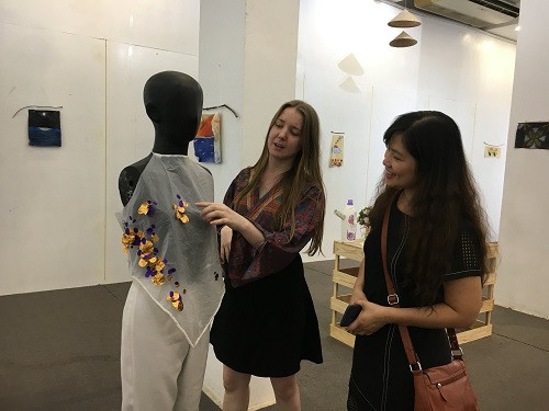 Nghệ sĩ Bianca Hoffrichter giới thiệu tác phẩm của mình Nghệ sĩ Bianca Hoffrichter giới thiệu tác phẩm của mình