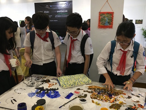 Học sinh sáng tạo tại lễ khai mạc Học sinh sáng tạo tại lễ khai mạc