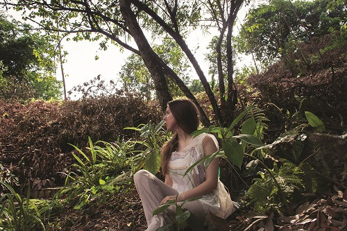 Nghệ sĩ Bianca Hoffrichter mặc chiếc áo làm từ nilon Nghệ sĩ Bianca Hoffrichter mặc chiếc áo làm từ nilon