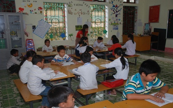 Giờ học nhóm của học sinh Trường số 2, thị trấn Mường Tè (Lai Châu) 
