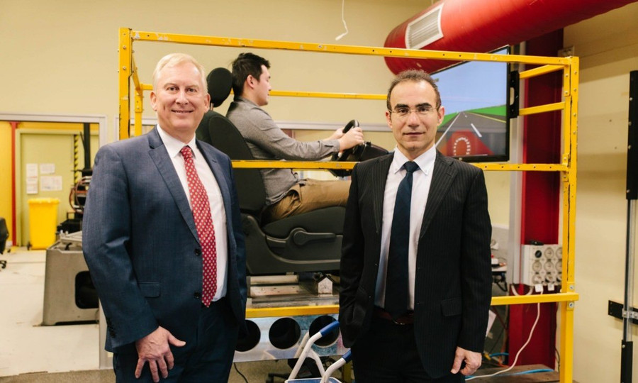 (Từ trái) GS Stephen Robinson và PGS Mohammad Fard (Từ trái) GS Stephen Robinson và PGS Mohammad Fard