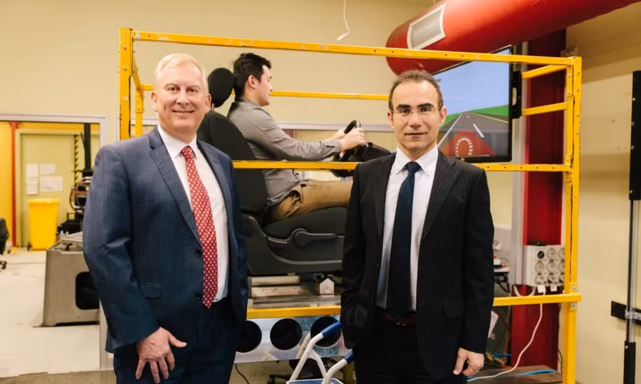 (Từ trái) GS Stephen Robinson và PGS Mohammad Fard