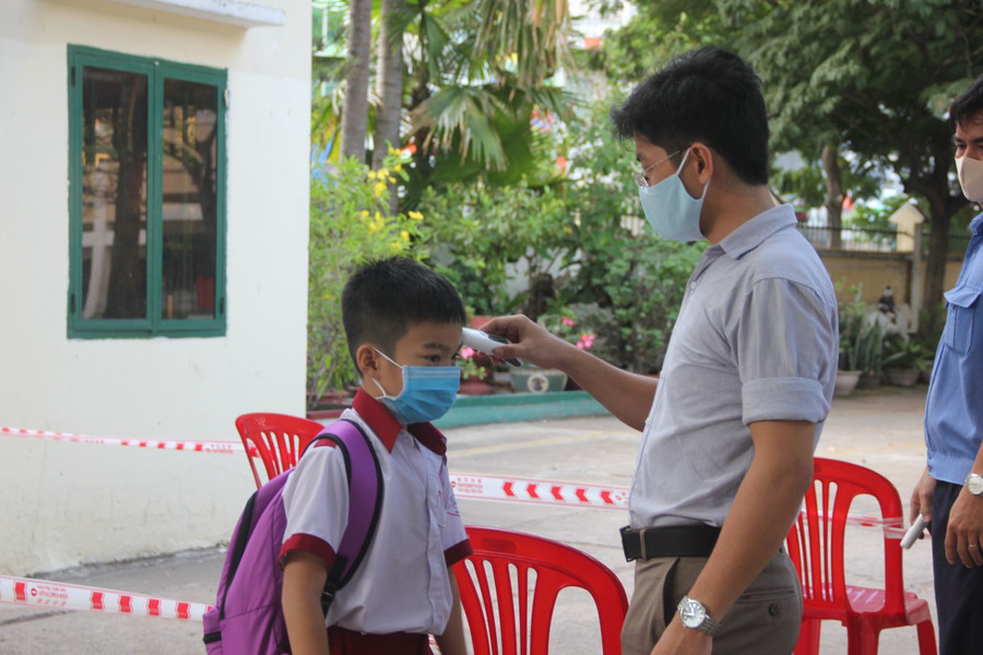 Sở GD-ĐT yêu cầu học sinh đo thân nhiệt cho học sinh trước khi vào lớp