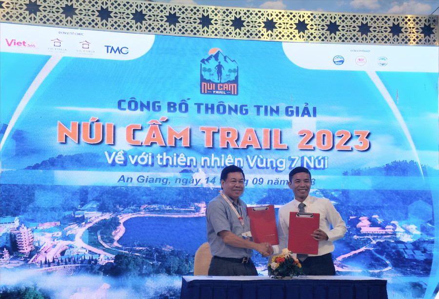 Đại diện các nhà tài trợ và Công ty Cổ phần Vietrace365 ký kết giao ước giải. Đại diện các nhà tài trợ và Công ty Cổ phần Vietrace365 ký kết giao ước giải.