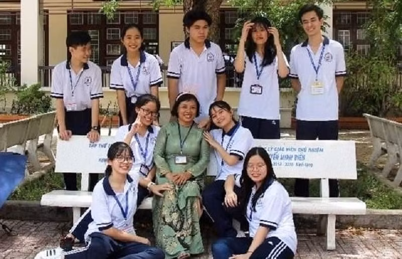 Cô Hạnh Nguyên cùng HS lớp chuyên tiếng Anh.