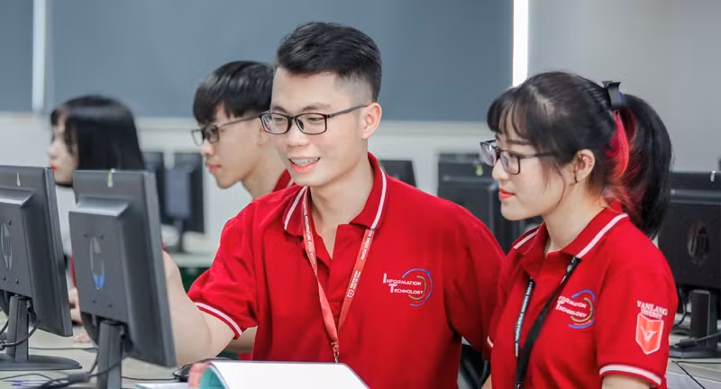 Sinh viên ngành Công nghệ thông tin, Trường ĐH Văn Lang trong giờ học.