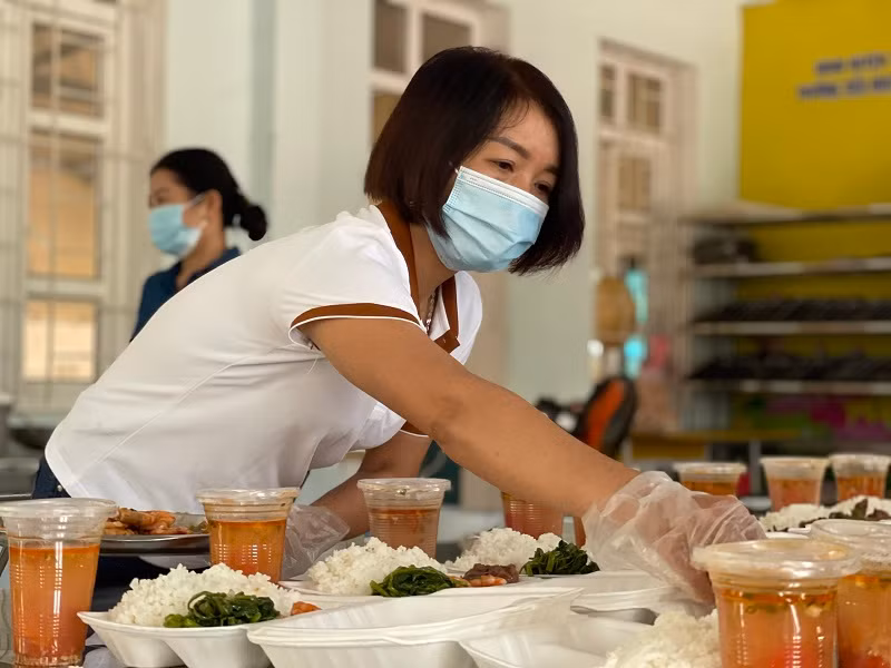 Cô nuôi Nguyễn Thị Hải (Trường Tiểu học Tô Hiến Thành, huyện Thạch Hà).