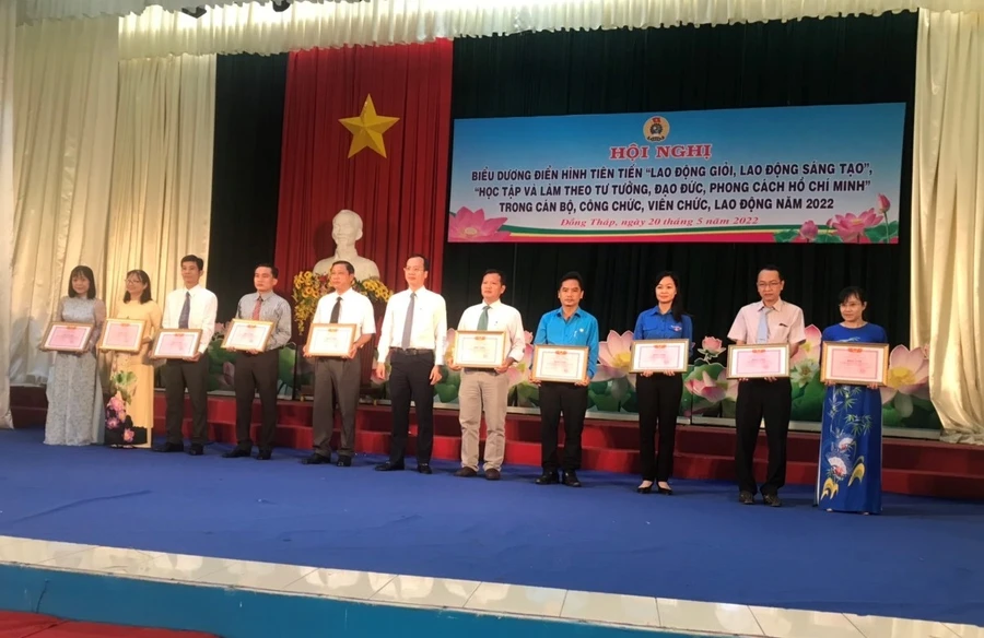 Nhà giáo nhận khen thưởng Lao động giỏi, lao động sáng tạo, Học tập và làm theo tư tưởng, đạo đức, phong cách Hồ Chí Minh. Ảnh: P. Khuyên.