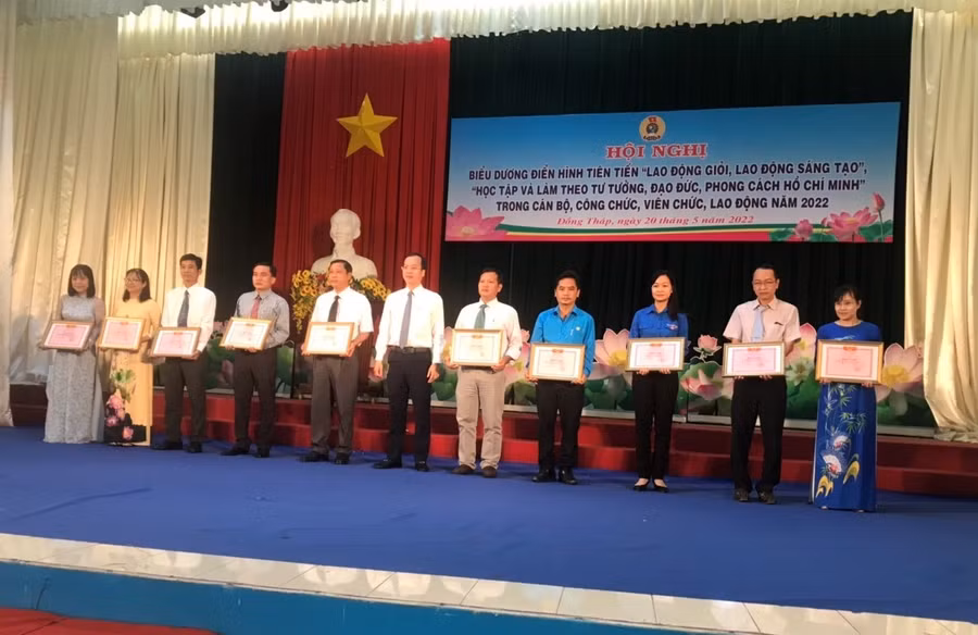 Nhà giáo nhận khen thưởng Lao động giỏi, lao động sáng tạo, Học tập và làm theo tư tưởng, đạo đức, phong cách Hồ Chí Minh. Ảnh: P. Khuyên.