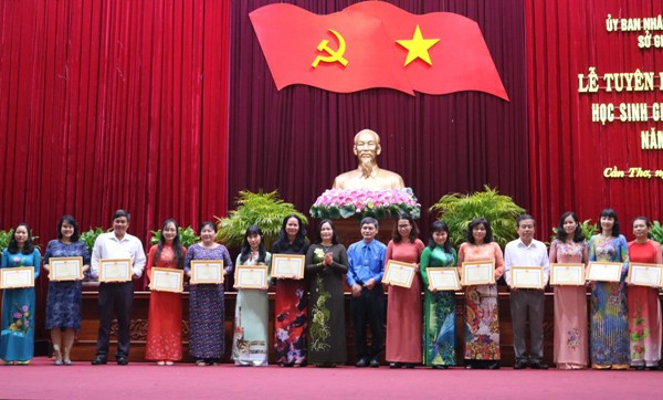 Bà Trần Hồng Thắm - Giám đốc Sở GD&ĐT TP Cần Thơ - tặng bằng khen cho nhà giáo tiêu biểu năm học 2017 - 2018