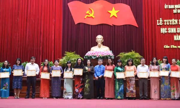 Bà Trần Hồng Thắm - Giám đốc Sở GD&ĐT TP Cần Thơ - tặng bằng khen cho nhà giáo tiêu biểu năm học 2017 - 2018