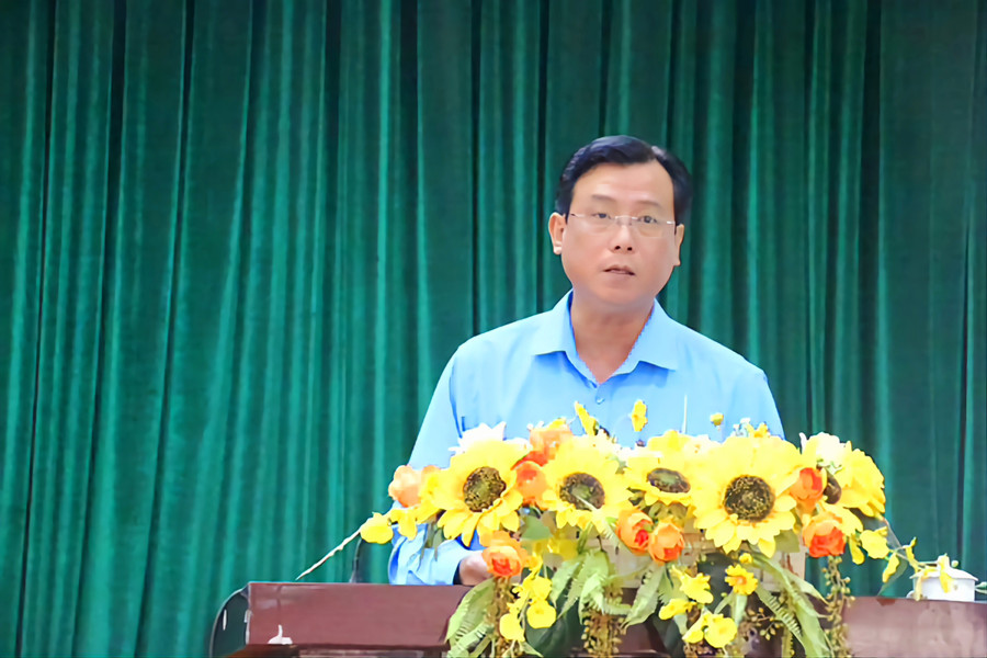 Ông Nguyễn Nhật Tiến - Phó Chủ tịch LĐLĐ tỉnh An Giang phát biểu. (Ảnh: C.M)