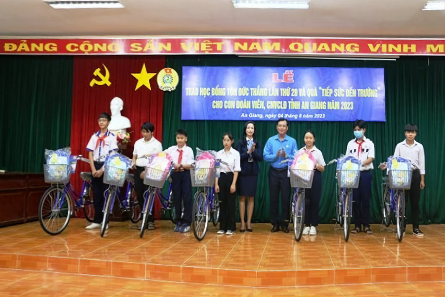 Trao học bổng Tôn Đức Thắng cho các học sinh có hoàn cảnh khó khăn. (Ảnh: C.M)