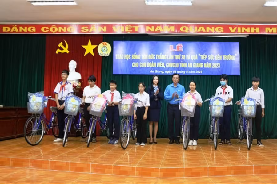 Trao học bổng Tôn Đức Thắng cho các học sinh có hoàn cảnh khó khăn. (Ảnh: C.M)