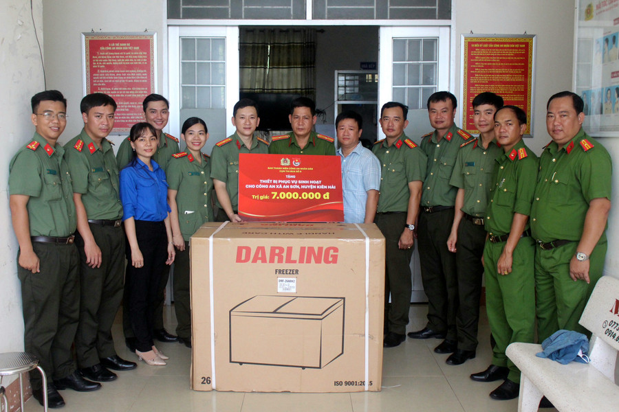 Trao tặng thiết bị sinh hoạt cho Công an xã An Sơn. Trao tặng thiết bị sinh hoạt cho Công an xã An Sơn.