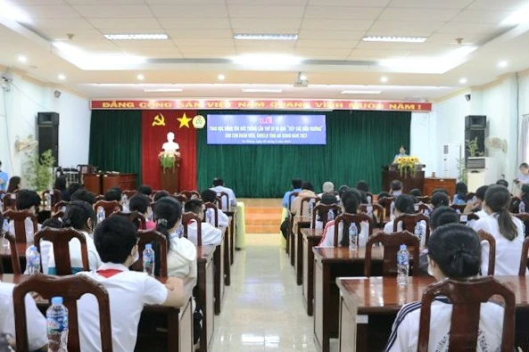 An Giang trao học bổng và quà tiếp sức đến trường cho học sinh vượt khó học tốt.