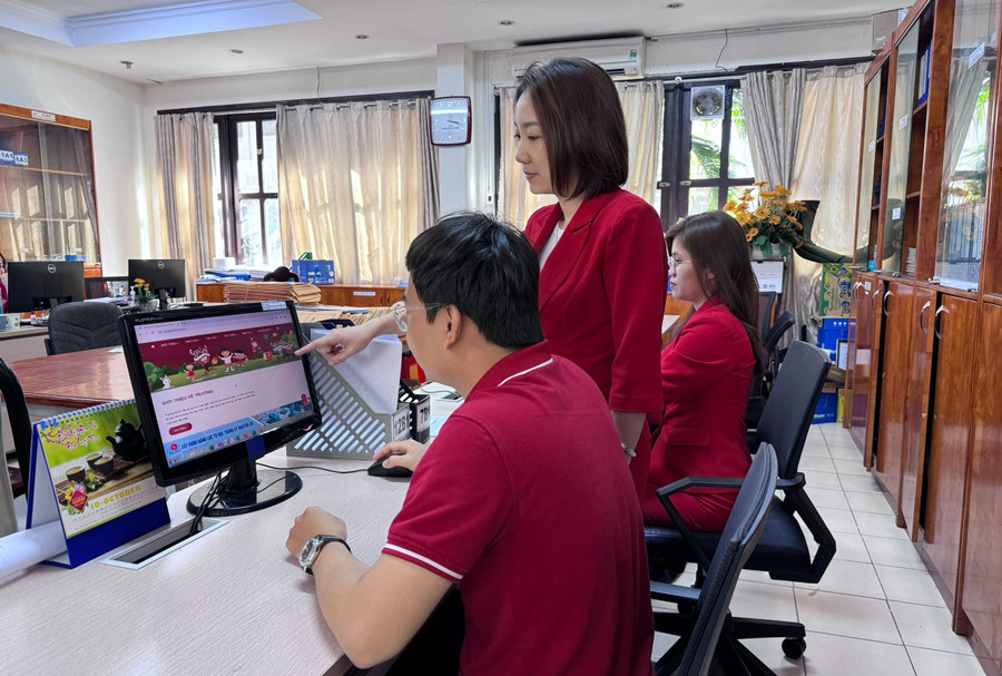 Bộ phận truyền thông Trường Ngô Thời Nhiệm (TPHCM) cập nhập nhanh chóng các thông tin của trường lên website. Ảnh: Hồ Phúc Bộ phận truyền thông Trường Ngô Thời Nhiệm (TPHCM) cập nhập nhanh chóng các thông tin của trường lên website. Ảnh: Hồ Phúc