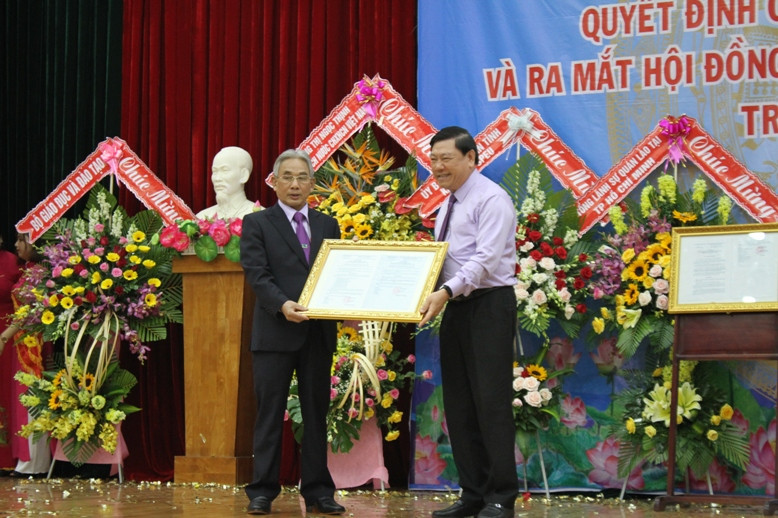 Đồng chí Trần Văn Rón - Bí thư Tỉnh ủy Vĩnh Long trao Quyết định công nhận Hiệu trưởng Trường ĐH tư thục Cửu Long cho PGS.TS Lương Minh Cừ