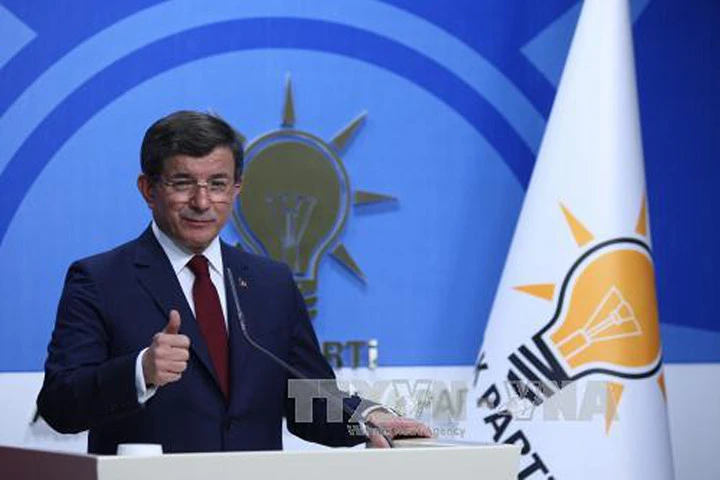 Thủ tướng Thổ Nhĩ Kỳ Ahmet Davutoglu trong cuộc họp báo sau phiên họp Ban lãnh đạo AKP ở Ankara ngày 5/5. Ảnh: EPA/TTXVN