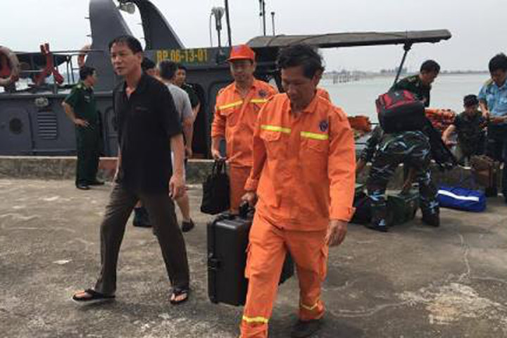 Lực lượng cứu hộ, tìm kiếm đã hoàn thành việc trục vớt máy bay Su-30MK2 trên vùng biển Nghệ An. Ảnh: VNN
