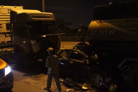 Hien truong vu tai nan kinh hoang tren cau Phu My - Anh 3