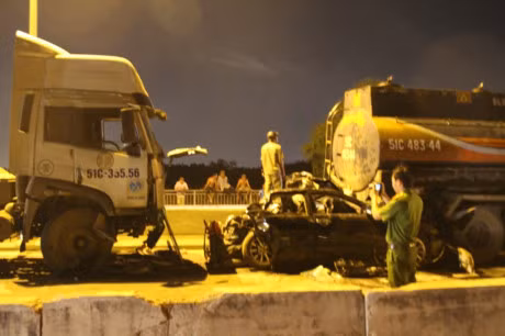 Hien truong vu tai nan kinh hoang tren cau Phu My - Anh 1