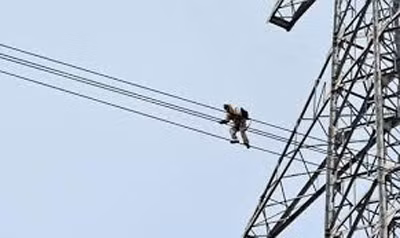 Ha Noi: Treo len mai nha, 1 nguoi bi hut nguoc len day dien cao the, chet chay - Anh 1