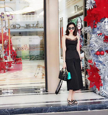 Hai con nhưng con dâu của tỷ phú Hoàng Kiều còn đẹp hơn Ngọc Trinh - Ảnh 10 Hai con nhung con dau cua ty phu Hoang Kieu con dep hon Ngoc Trinh - Anh 10