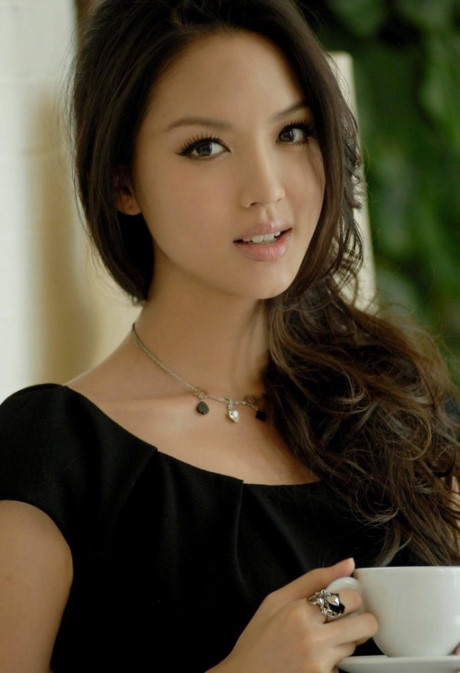 Nhan sắc bóng hồng cũ của tỷ phú Hoàng Kiều khiến Ngọc Trinh phải e thẹn Nhan sac bong hong cu cua ty phu Hoang Kieu khien Ngoc Trinh phai e then